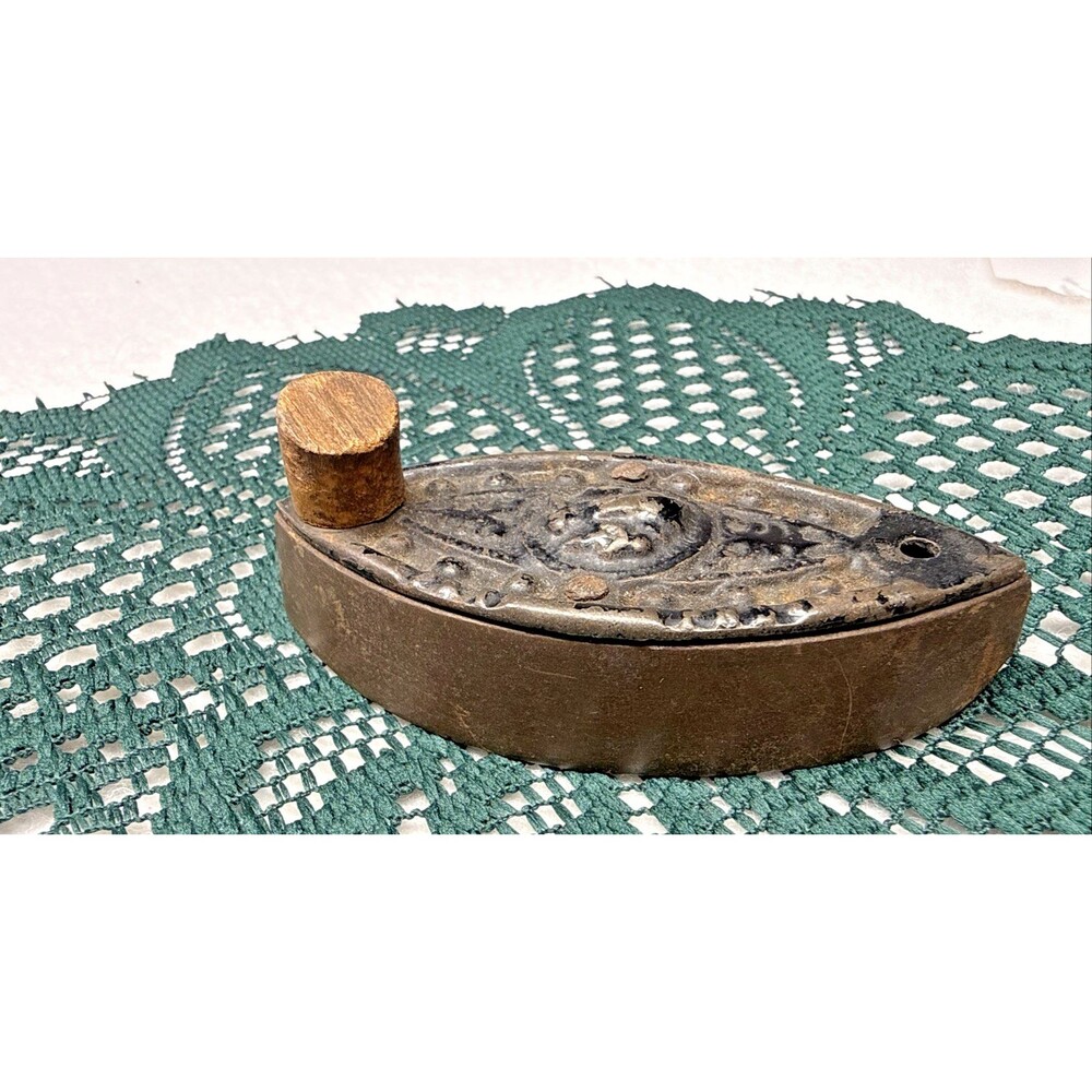 Antique Cast Iron Sad Iron Heating Core Base Wood Knob Ornate Primitive Laundry